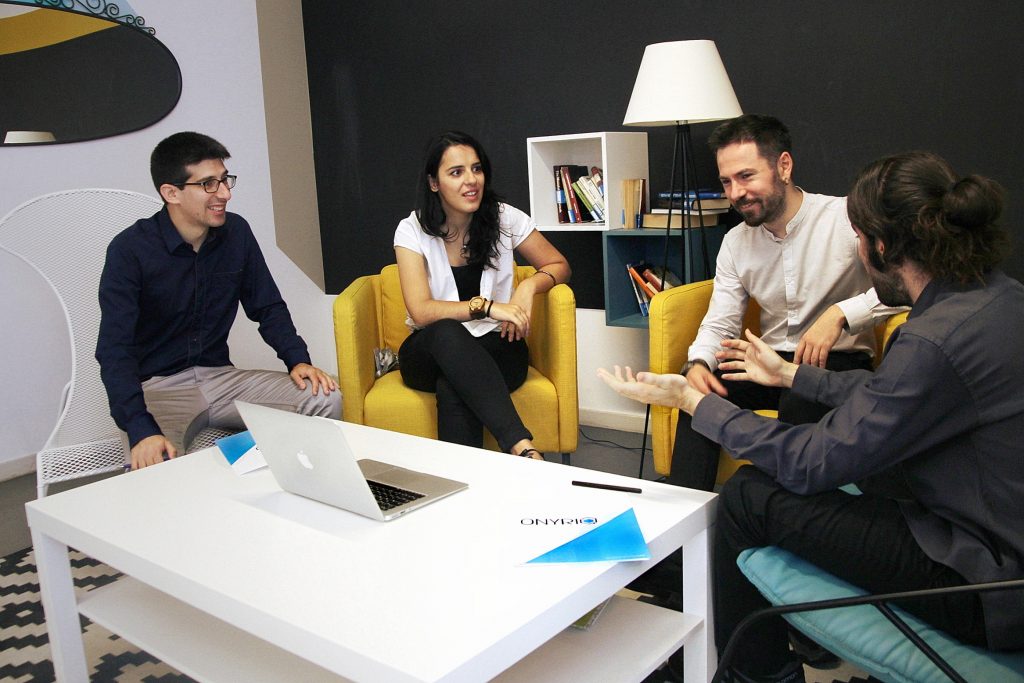 El equipo fundador de Onyriq, hablando, frente a un ordenador